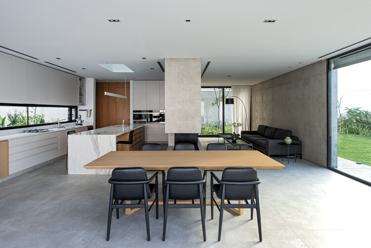 SD28 House / Estudio GMARQ - Фотография интерьера, стол, стул