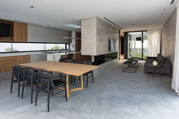 SD28 House / Estudio GMARQ — Фотография интерьера, стол, стул, окна