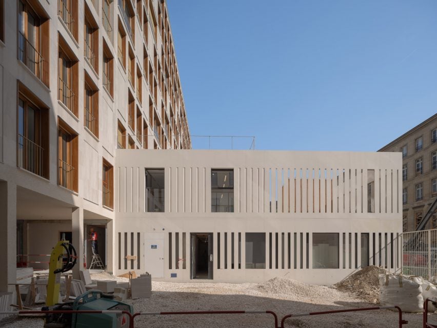 Вид на социальное жилье Ilot Saint-Germain от Francois Brugel Architectes Associes, h2o Architectes и Antoine Regnault Architecture.