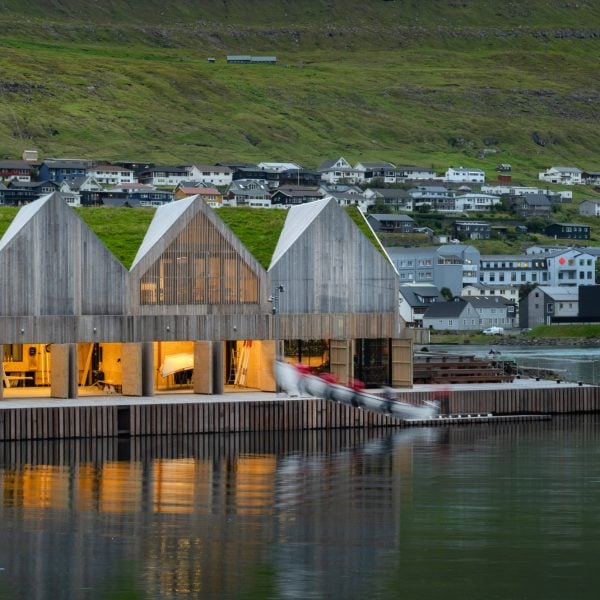 Хеннинг Ларсен устанавливает гребной клуб Клаксвик рядом с фьордом Фарерских островов