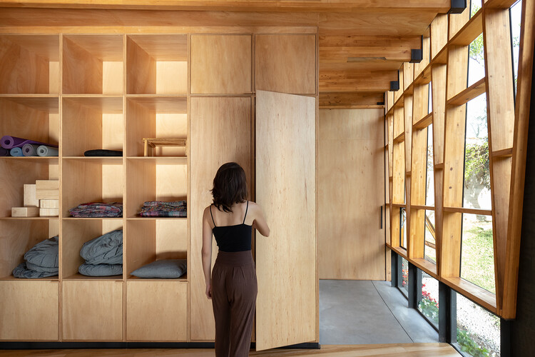 Продуктивное жилье в Агапе / Rama Estudio - Фотография интерьера, шкаф, окна