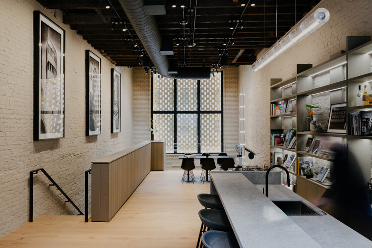 Галерея Leica / Архитектурный офис формата - Фотография интерьера, стол, стул, окна