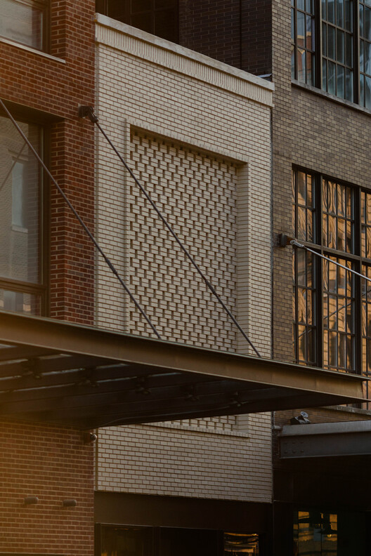 Галерея Leica / Архитектурный офис формата - Фотография интерьера, окна, кирпич, фасад