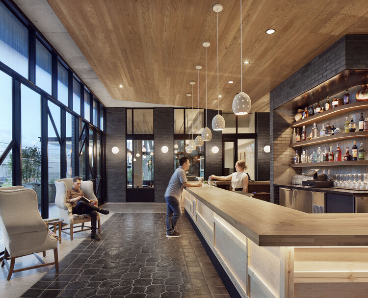 Arrive East Austin Hotel / Baldridge Architects — фотография интерьера, кухня, стул