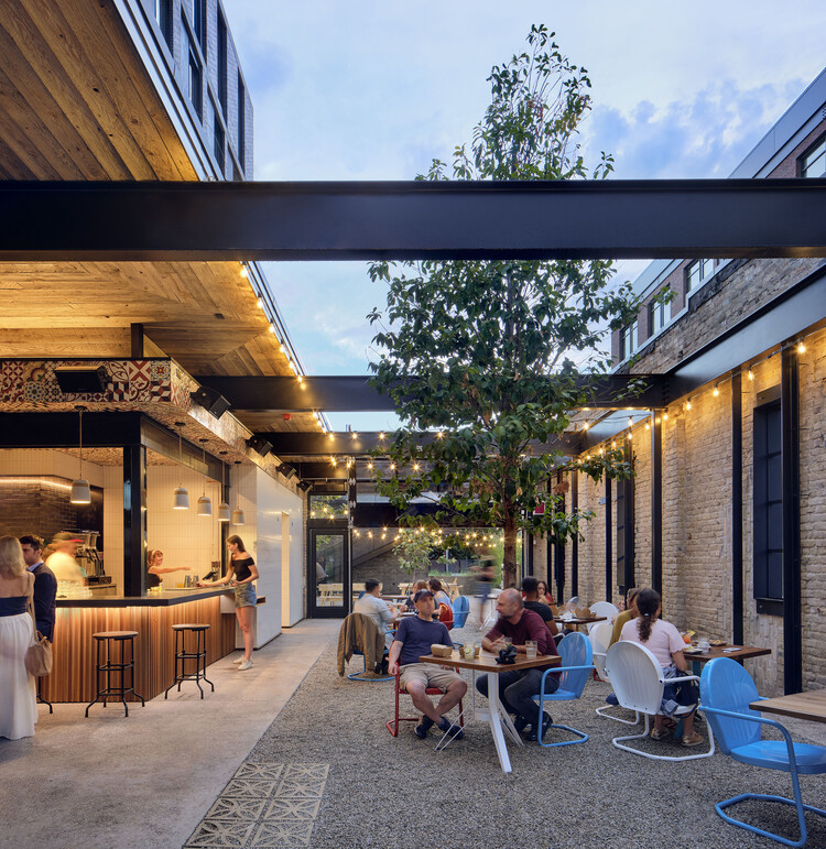 Arrive East Austin Hotel / Baldridge Architects — фотография экстерьера, стул
