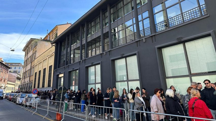 Люди стоят в очереди на неделе дизайна в Милане