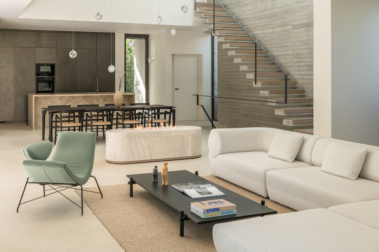 Резиденция в Дионисосе / Архитектура Desypri&Misiaris - Фотография интерьера, гостиная, стол, диван