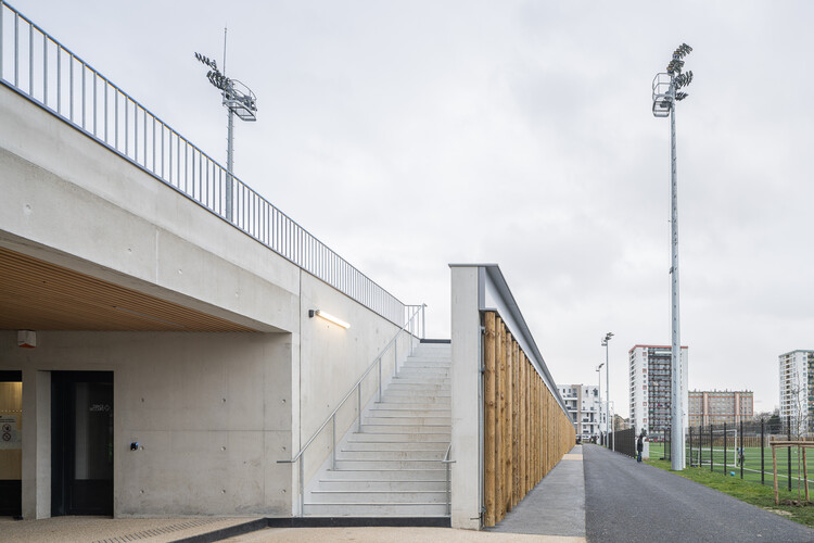 Стадион Ив дю Мануар / OLGGA Architectes - Экстерьерная фотография, лестница, фасад, перила