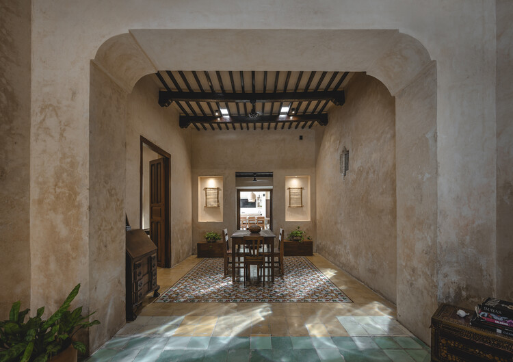 Casa Verde / Richaud Arquitectura - Фотография интерьера, стул, арка, аркада