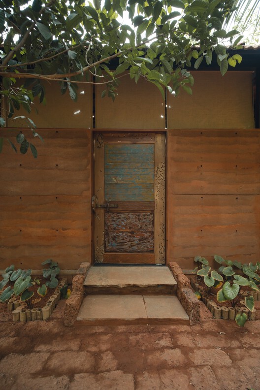 Многоцелевой зал Швасам / ШриАбодес - Фотография интерьера, сада