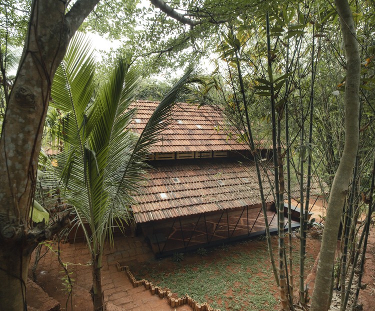 Многоцелевой зал Швасам / ШриАбодес – фотография экстерьера, лес