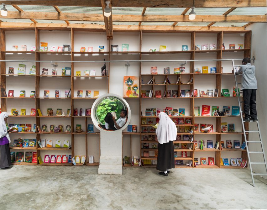 Деревянные книжные полки в детской библиотеке Занзибара