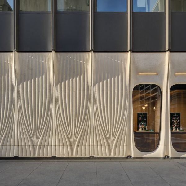 Партизаны лепят фасад из известняка для бутика Rolex в Торонто