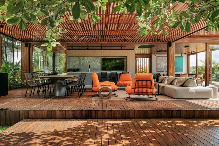 Casa das Ondas / Milcent Arquitetura - Фотография интерьера, гостиная, дерево, стул, окна