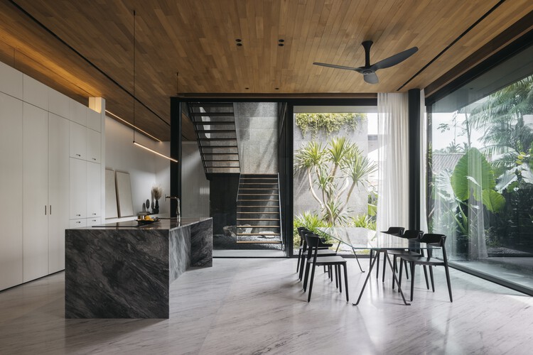 Vale House / Ming Architects — Фотография интерьера, кухня, стол, стул, балка