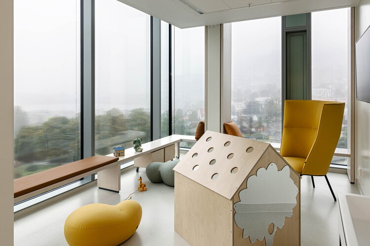 Больница для детей, молодежи и женщин Glasblokkene Haukeland / KHR Arkitekter + Studio PKA + Henning Larsen + Schönherr - Фотография интерьера, стол, окна, стул
