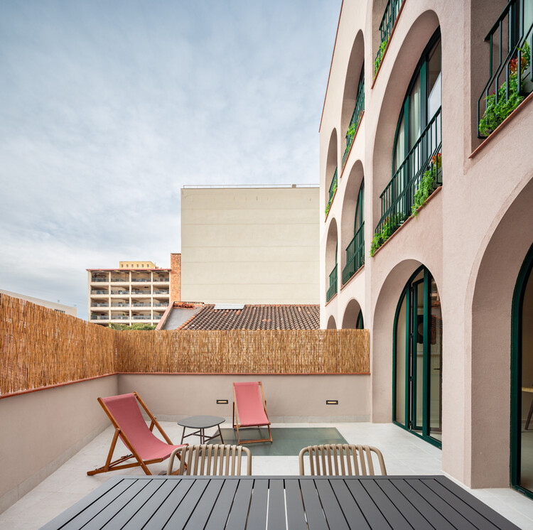   Здание B67 в районе 22@ Барселоны / Nook Architects – фотография экстерьера, окна, стул, фасад