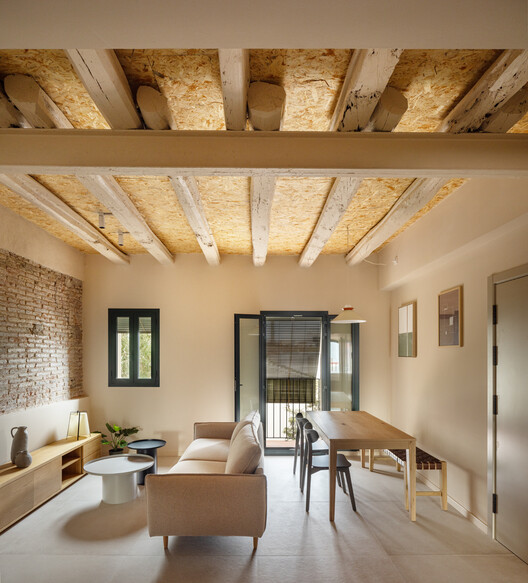   Здание B67 в районе 22@ Барселоны / Nook Architects - Фотография интерьера, столовая, диван, освещение, балка