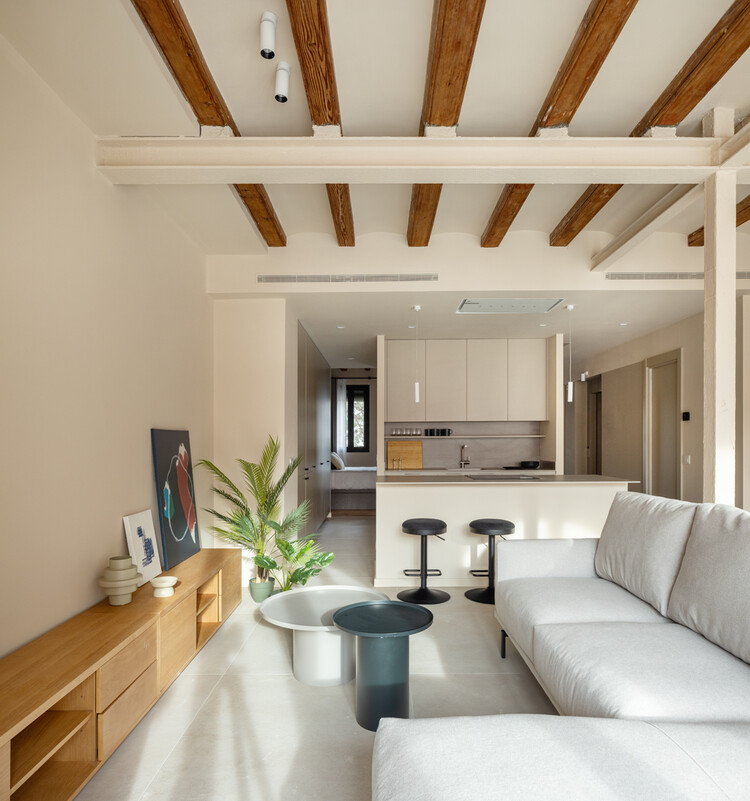   Здание B67 в районе 22@ Барселоны / Nook Architects – Фотография интерьера, гостиная, стол, диван