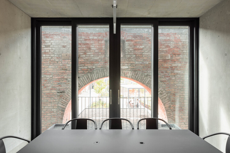 GOH Conversion Gösserhalle / AllesWirdGut Architektur - Фотография интерьера, стол, стул, стекло, окна