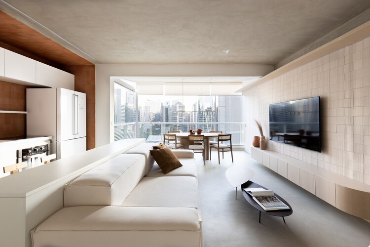 Lea Apartment / Nati Minas & Studio + Flipê Arquitetura - Фотография интерьера, диван, стол