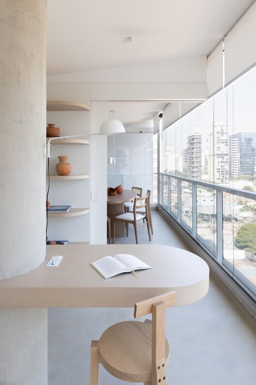Lea Apartment / Nati Minas & Studio + Flipê Arquitetura - Фотография интерьера, стол, стеллаж, стул