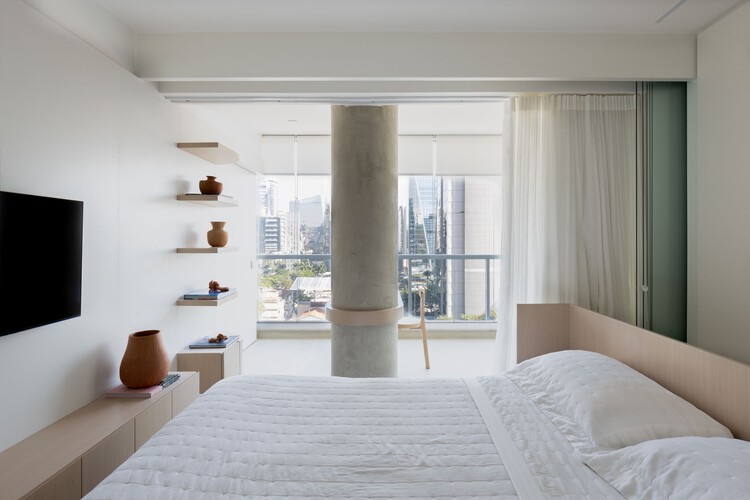 Lea Apartment / Nati Minas & Studio + Flipê Arquitetura - Фотография интерьера, спальня, окна, кровать