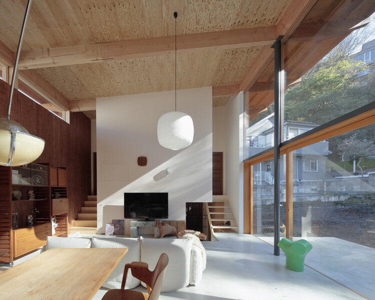 Сцена в Хаяме / Takanori Ineyama Architects — Фотография интерьера, стол, стул, балка