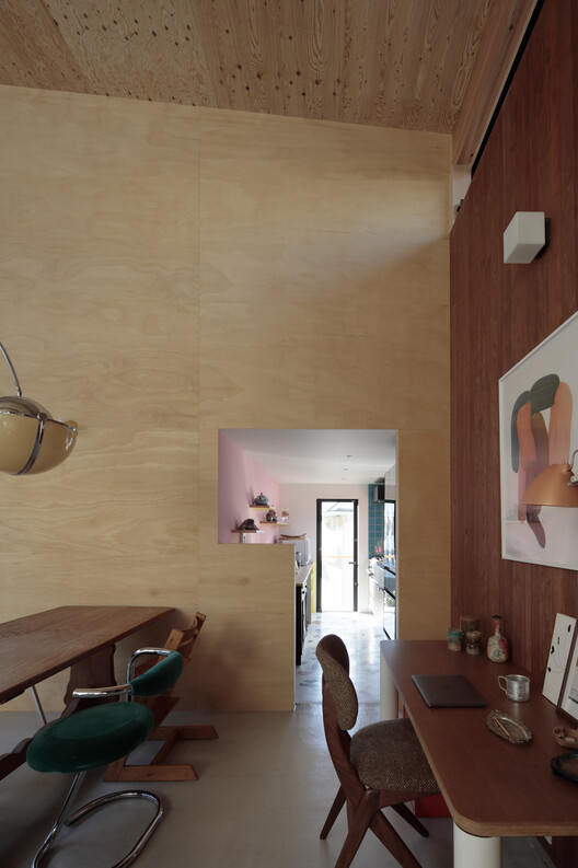 Сцена в Хаяме / Takanori Ineyama Architects — Фотография интерьера, стол, дерево, стул, балка