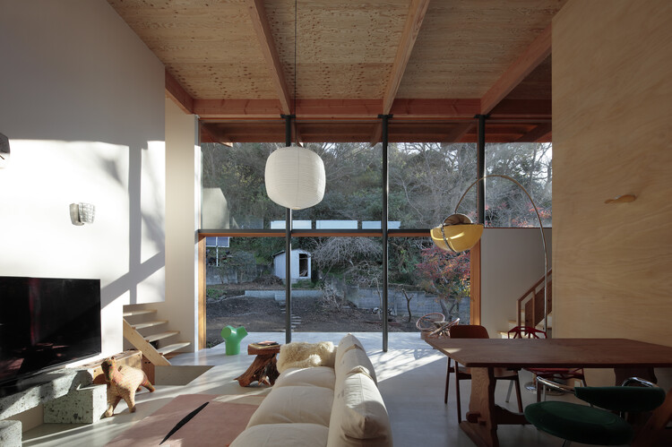 Сцена в Хаяме / Takanori Ineyama Architects - Фотография интерьера, стол, окна, стул, балка