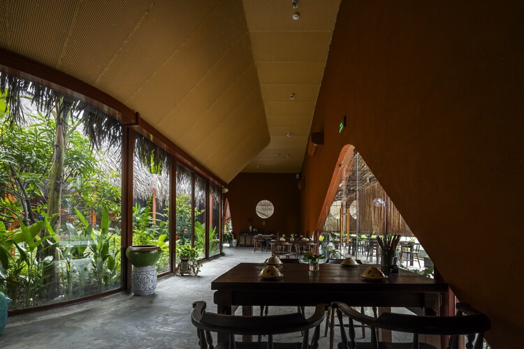 Ресторан Nhà Tú Garden / Long Nguyen Design - Фотография интерьера, столовая, стол, стул, окна