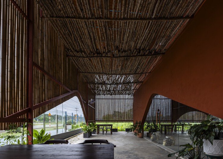 Ресторан Nhà Tú Garden / Long Nguyen Design - Фотография интерьера, балка