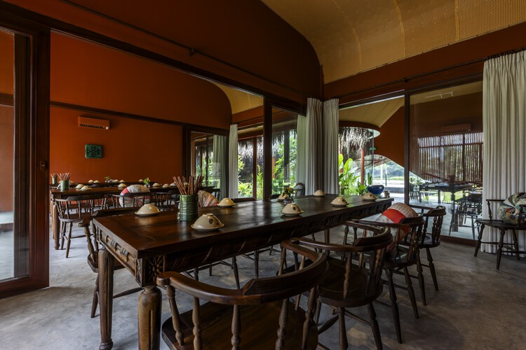 Ресторан Nhà Tú Garden / Long Nguyen Design - Фотография интерьера, столовая, стол, стул, балка