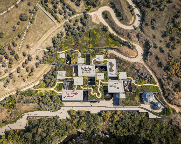 MASSLAB превращает водоочистную станцию ​​Браганса в динамичное общественное пространство в Португалии – изображение 5 из 8