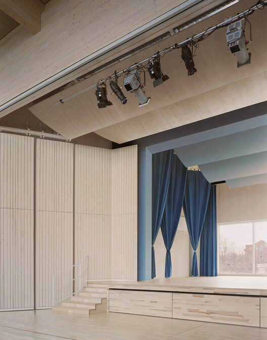 Многоцелевой зал и классные комнаты школы Карла Шуберта / Kersten Kopp Architekten - Фотография интерьера, гардероб