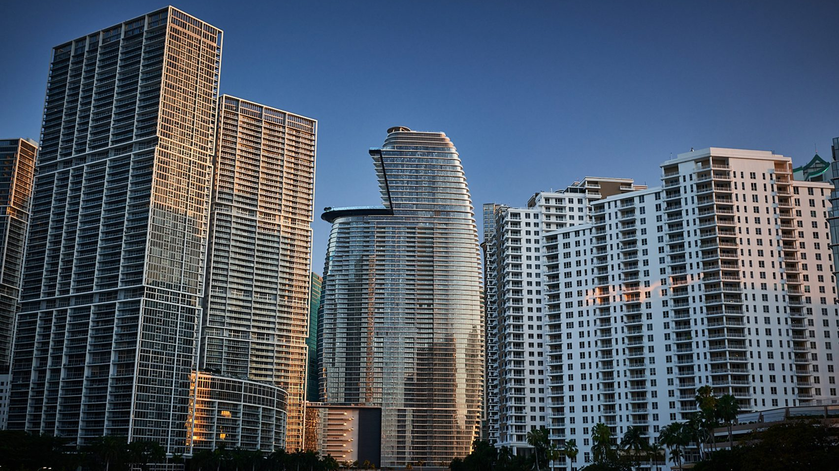Dezeen Debate представляет небоскреб Aston Martin в Майами, «используя торговую марку как щит»