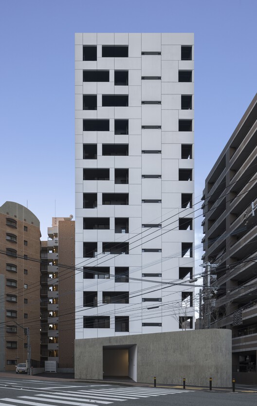 МОНОХРОМ в жилом комплексе Фукуока / SAKO Architects — изображение 7 из 23