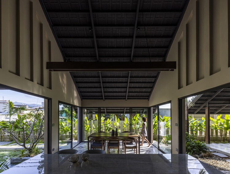 HA Garden House / Pham Huu Son Architects - Фотография интерьера, стол, стул, окна, балка