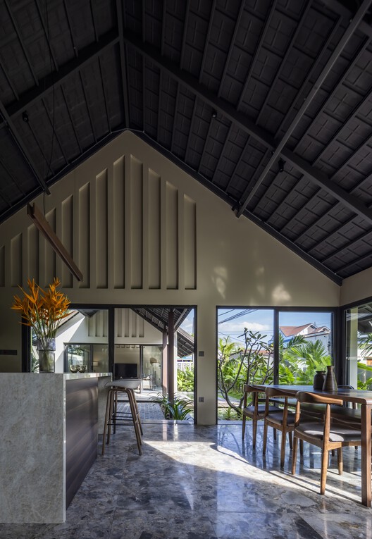 HA Garden House / Pham Huu Son Architects — фотография интерьера, стол, стул, балка, окна