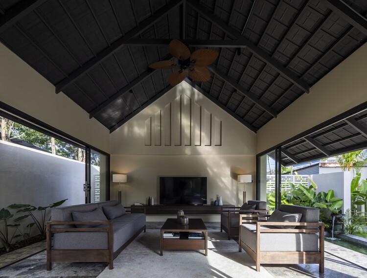 HA Garden House / Pham Huu Son Architects — фотография интерьера, гостиная, диван, окна, балка