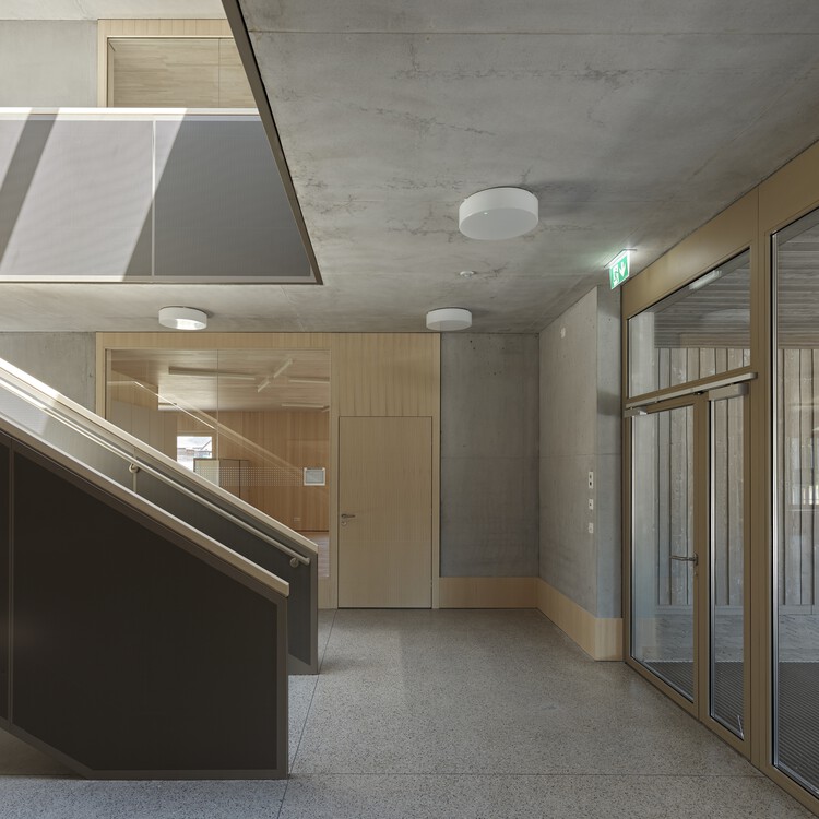 Начальная школа Бютшвиль / Illiz Architektur — Фотография интерьера, двери, лестницы