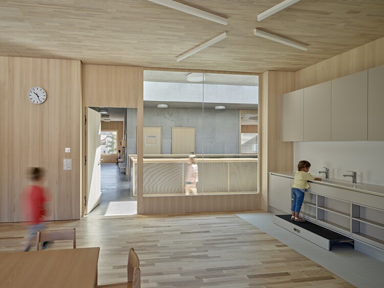 Начальная школа Бютшвиль / Illiz Architektur — Фотография интерьера, кухня, балка