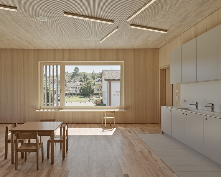 Начальная школа Бютшвиль / Illiz Architektur — Фотография интерьера, кухня, окна, стол