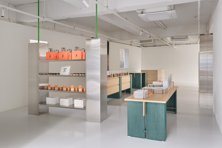 House of B Store / Another D Studio — Фотография интерьера, кухня, стол, окна, стул