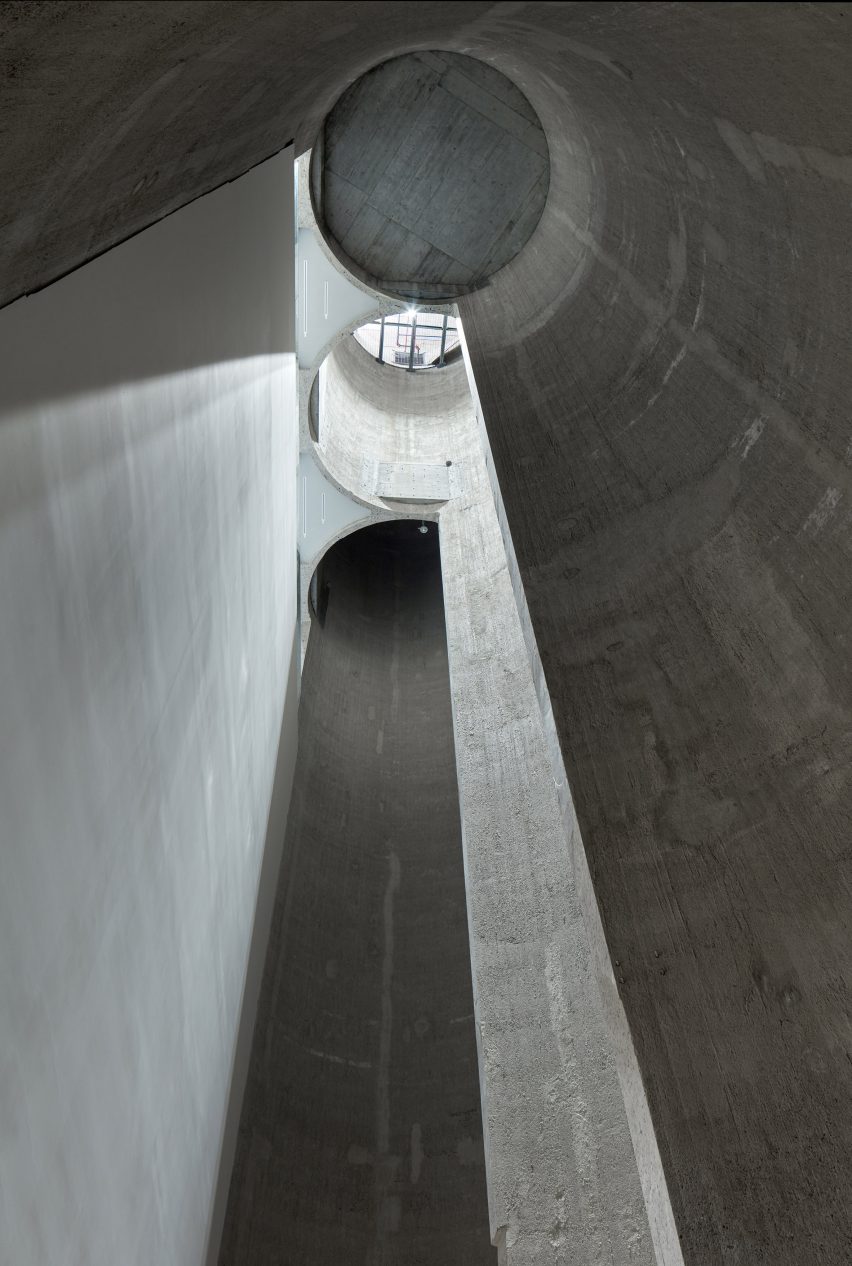 Конструкция силоса внутри Кунстсило в Норвегии, разработанная Mestres Wåge Arquitectes, BAX и Mendoza Partida.