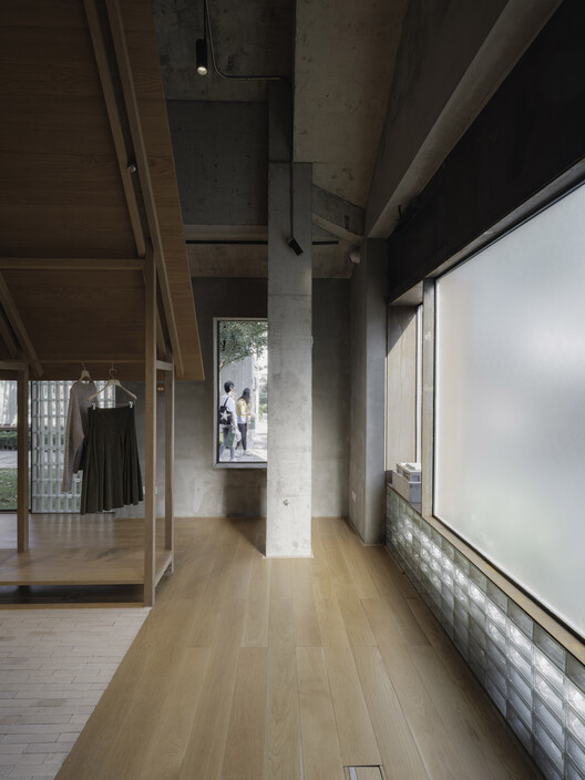 Бутик Jisifang и Woven Moonlight / Проектно-исследовательское бюро Neri&Hu - Фотография интерьера, окна, балки