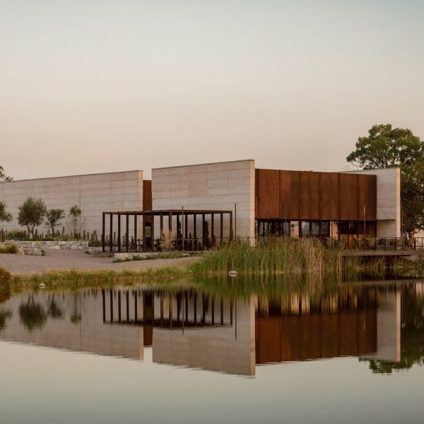COA Arquitectura возглавила мексиканскую винодельню с пилообразной крышей