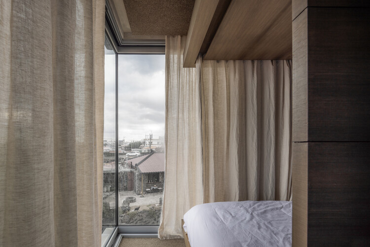 Баня Чочхон Ёкчжан / Ателье ITCH - Фотография интерьера, спальня, окна