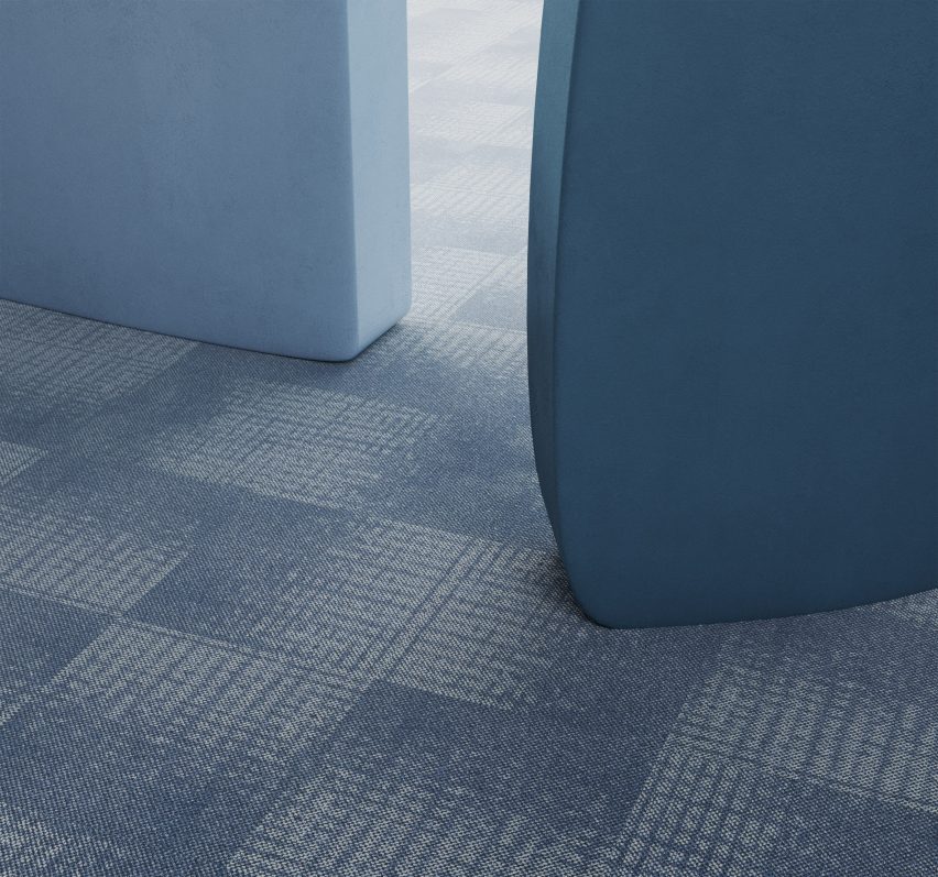 Изображение ковровой плитки Modulyss Modus цвета Fade в оттенках синего и серого.