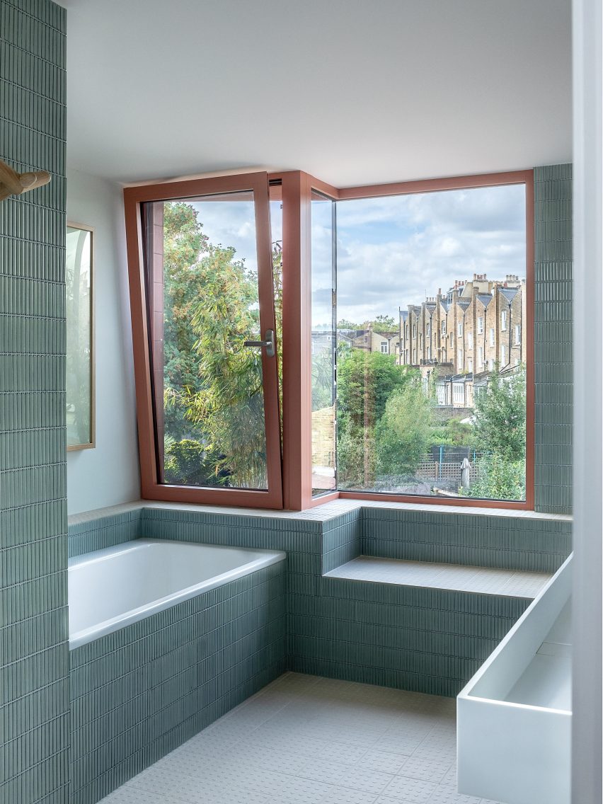Ванная комната с синей плиткой в ​​пристройке лондонского дома от Emil Eve Architects